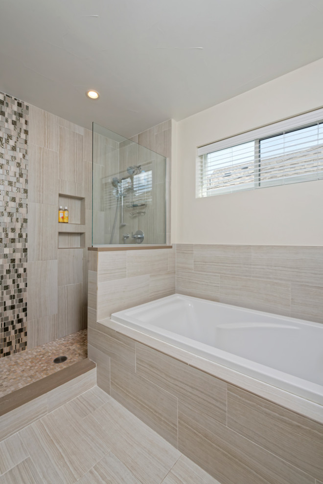 Exempel på ett mellanstort modernt en-suite badrum, med skåp i shakerstil, vita skåp, ett platsbyggt badkar, en öppen dusch, ett undermonterad handfat, granitbänkskiva och med dusch som är öppen