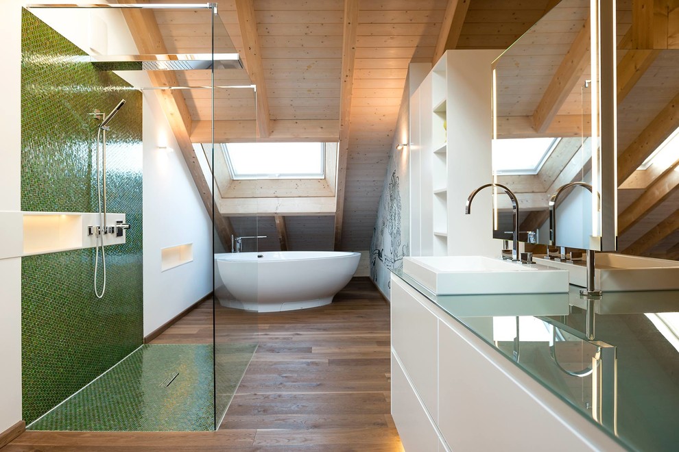 Photo of a mid-sized contemporary bathroom in Munich.