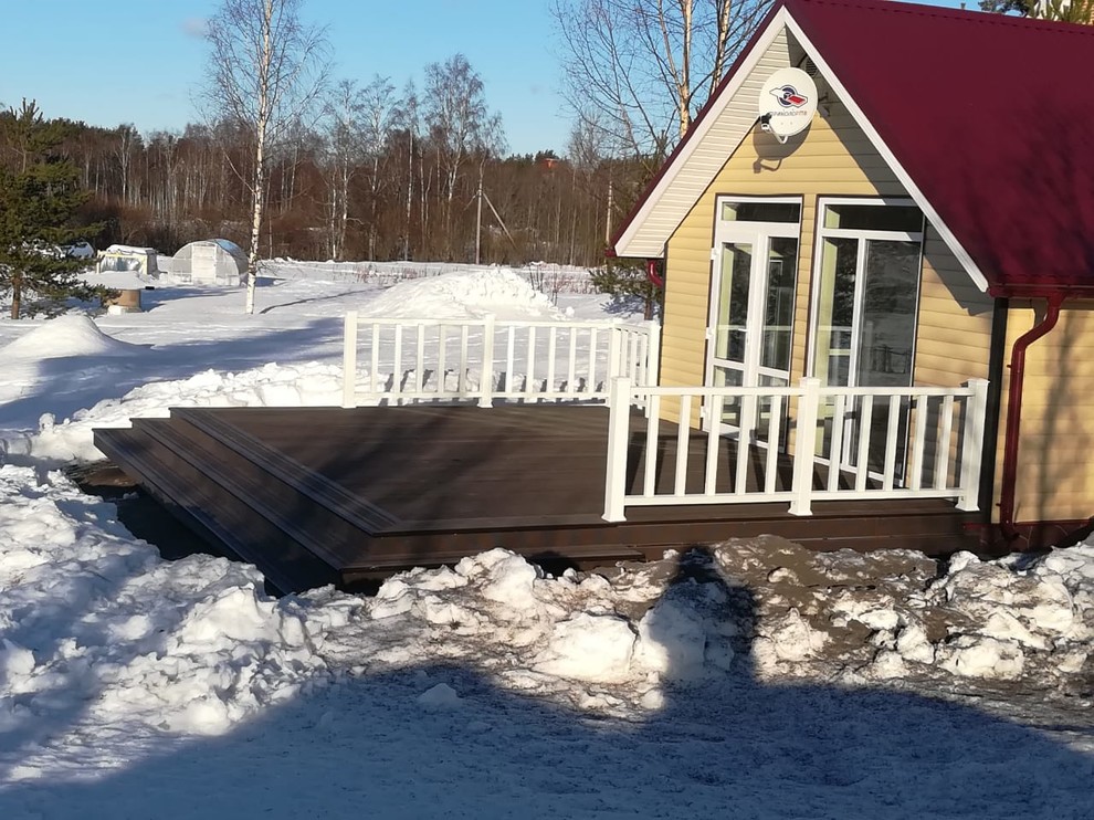 Терраса с ограждениями и ступенями