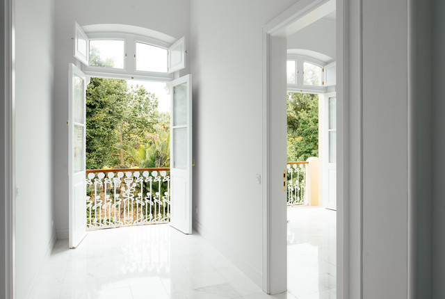 Rehabilitaci&oacute;n ede un casa catalogada traditional-hallway-and-landing
