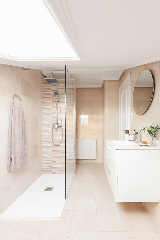 Inspiration för ett litet funkis vit vitt badrum med dusch, med möbel-liknande, beige skåp, en kantlös dusch, en vägghängd toalettstol, beige kakel, marmorkakel, beige väggar, marmorgolv, ett undermonterad handfat, marmorbänkskiva och beiget golv