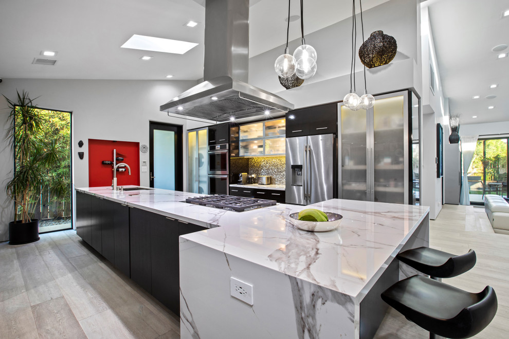 Kitchen - contemporary kitchen idea in Los Angeles