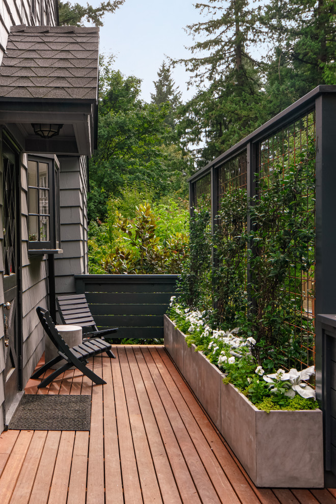 Transitional deck photo in Portland