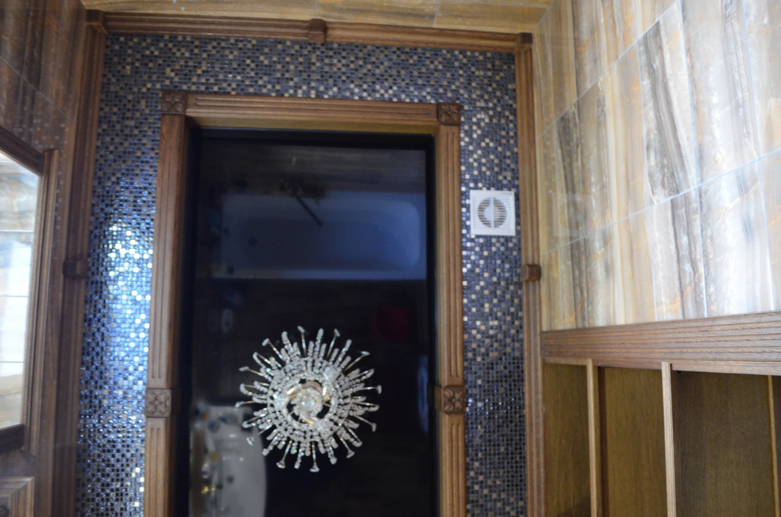 Ванная комната. Потолок, зеркало и тумба под раковину