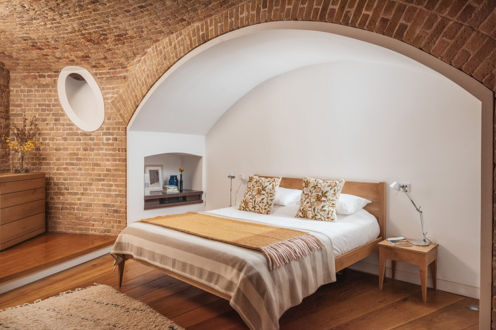 На фото: большая хозяйская спальня в современном стиле с коричневыми стенами, паркетным полом среднего тона, коричневым полом и кирпичными стенами