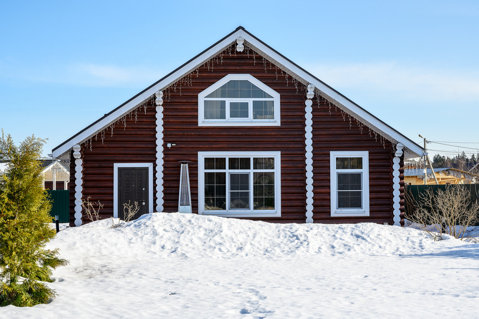 отделка дома из оцилиндрованного бревна