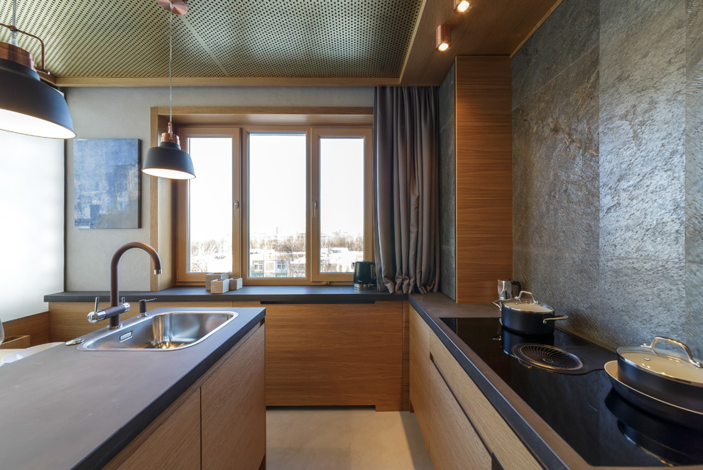 ДУБ, БЕТОН И СЛАНЕЦ