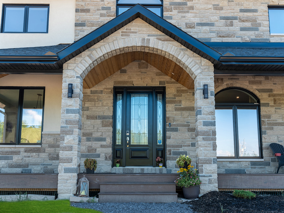 Zweistöckiges Einfamilienhaus mit Mix-Fassade, Schindeldach und blauem Dach in Ottawa