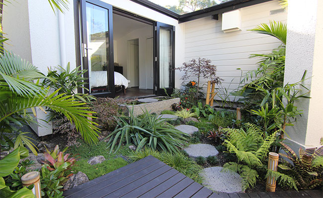 Inspiration for a tropical home design in Auckland.