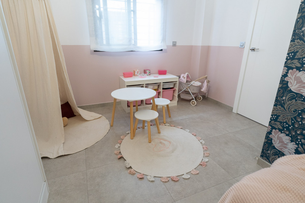 Großes Mädchenzimmer mit Schlafplatz, rosa Wandfarbe, Porzellan-Bodenfliesen, grauem Boden und Tapetenwänden in Sevilla