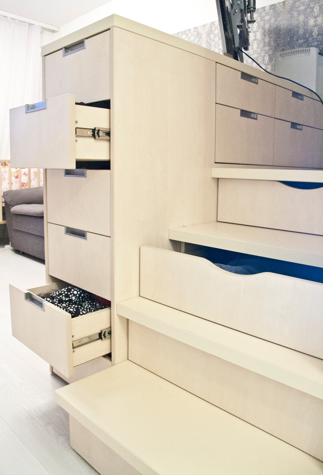 Системы хранения в подиуме кровати