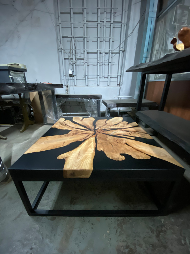 Журнальный стол из ореха