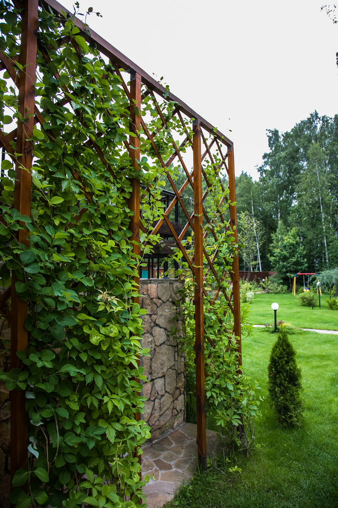 Photo of a contemporary garden for summer in Moscow.