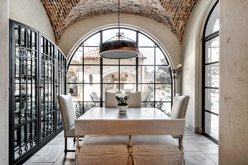 Immagine di una sala da pranzo mediterranea