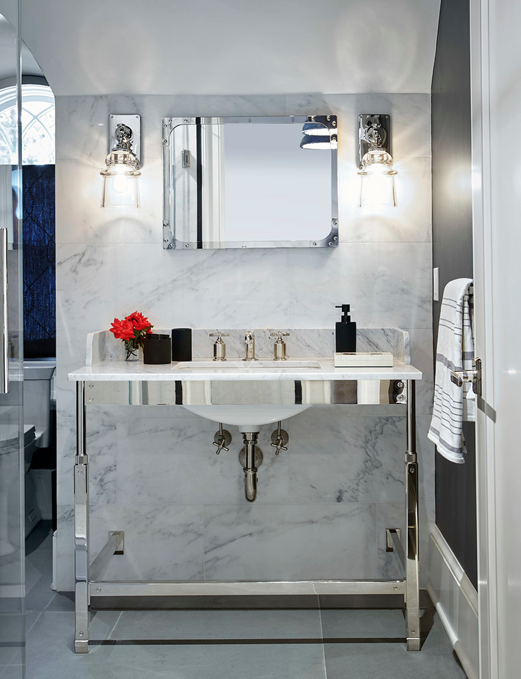 Mid-sized transitional bathroom in Other with white cabinets, an open shower, a one-piece toilet, white tile, mosaic tile, white walls, slate floors, an undermount sink and marble benchtops.