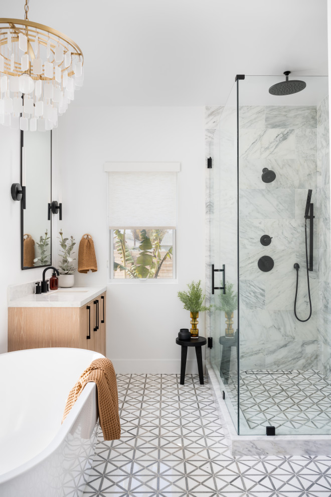 Exempel på ett klassiskt vit vitt en-suite badrum, med släta luckor, bruna skåp, ett fristående badkar, en dusch i en alkov, vita väggar, ett undermonterad handfat, bänkskiva i kvarts, flerfärgat golv och dusch med gångjärnsdörr