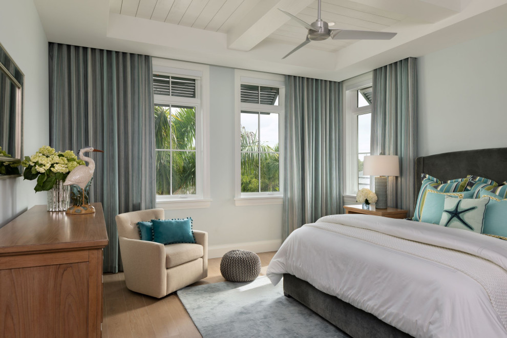 Foto di una camera degli ospiti costiera di medie dimensioni con pavimento in legno massello medio e soffitto a cassettoni