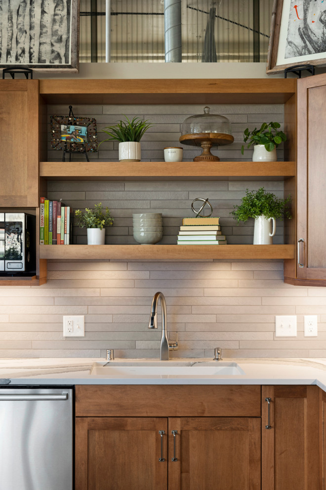 Foto på ett mellanstort funkis vit kök, med en undermonterad diskho, skåp i shakerstil, skåp i mellenmörkt trä, bänkskiva i kvarts, beige stänkskydd, stänkskydd i keramik, rostfria vitvaror, mörkt trägolv, en köksö och brunt golv