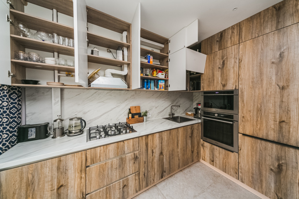 Светлая кухня с древесным декором