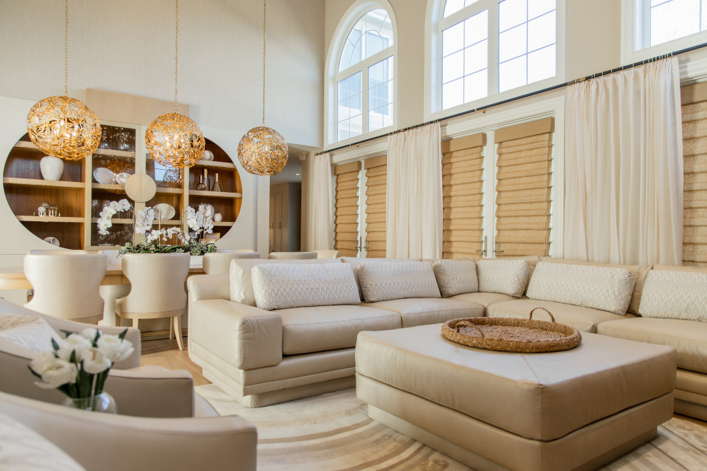 Esempio di un grande soggiorno design aperto con pavimento in legno massello medio, camino classico, cornice del camino in legno e pavimento marrone