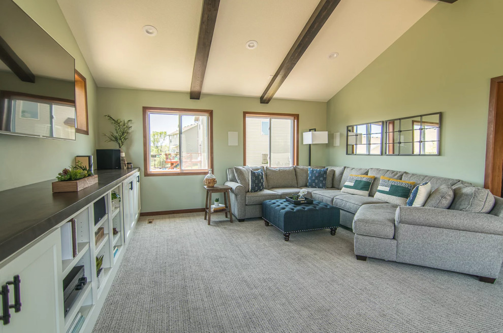 Exemple d'un très grand salon chic ouvert avec un mur vert, moquette, aucune cheminée, un téléviseur encastré, un sol gris et poutres apparentes.