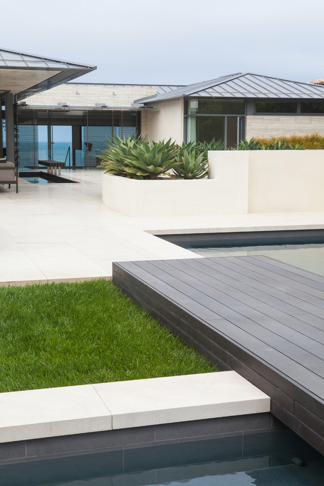 Inspiration for a transitional home design remodel in Orange County