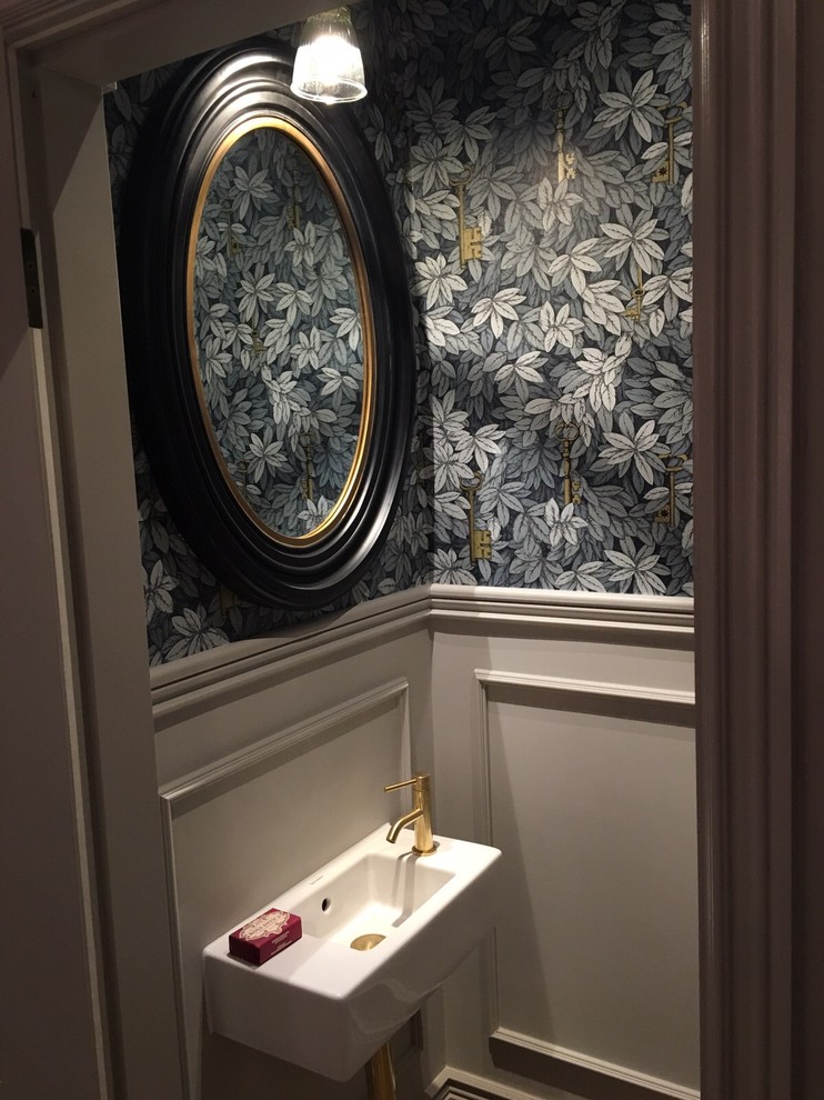 Idee per un piccolo bagno di servizio classico con ante a filo, ante beige, WC monopezzo, pareti multicolore e top in marmo