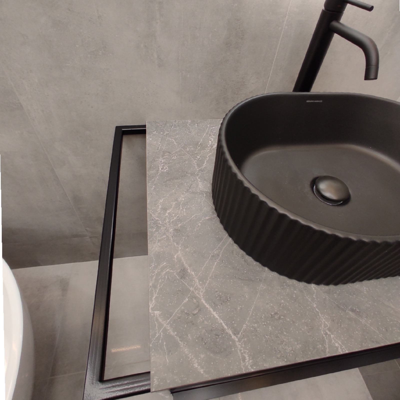 Бетон и металл в ванной комнате