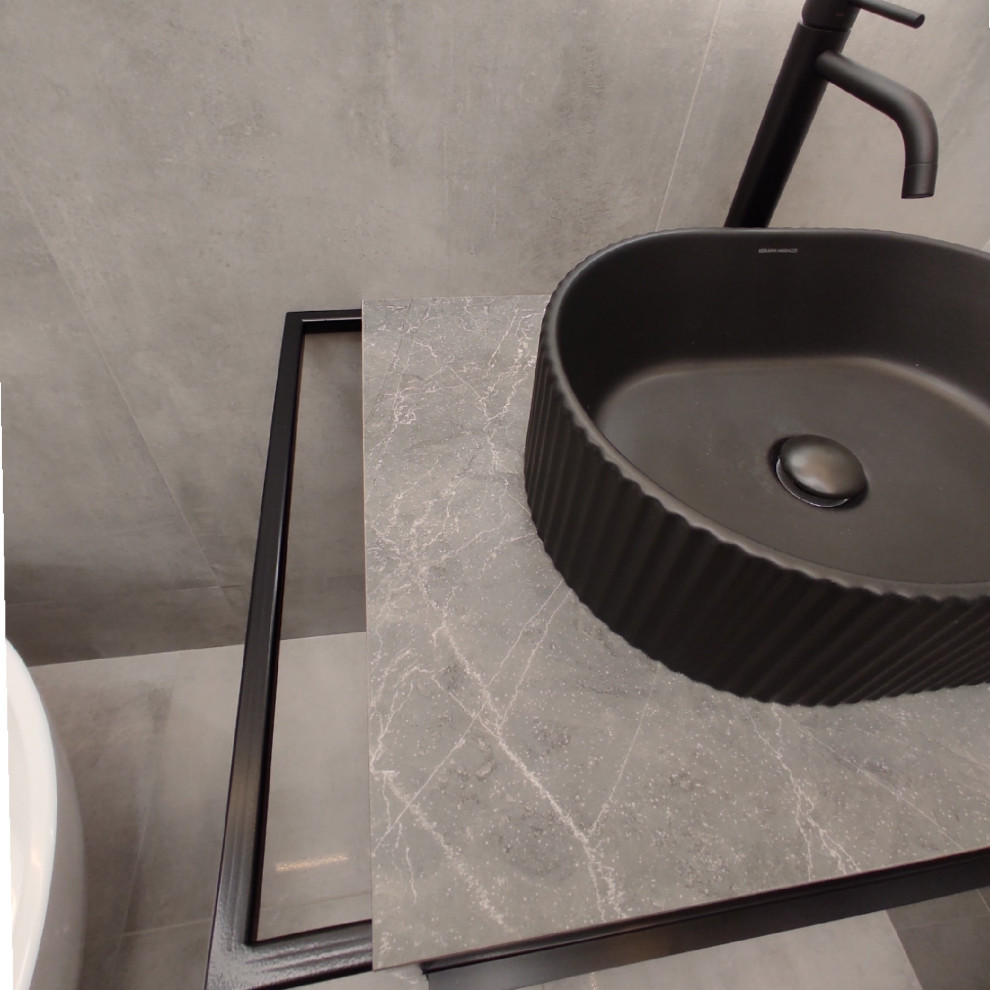 Бетон и металл в ванной комнате