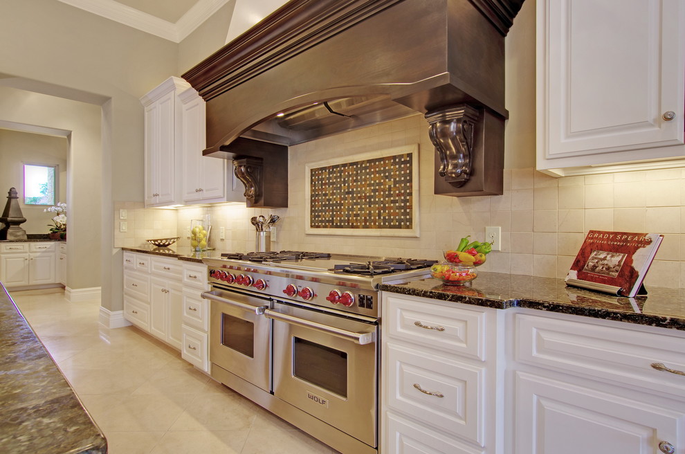 Kitchen - transitional kitchen idea in Austin