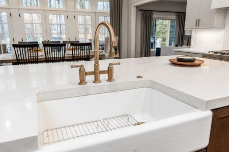 Example of a transitional kitchen design in Columbus