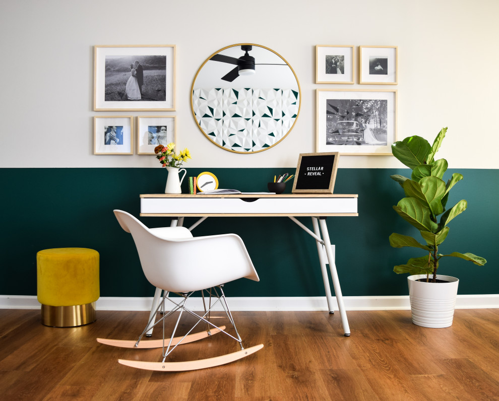 Cette photo montre un bureau rétro de taille moyenne avec un mur multicolore, un sol en vinyl, un bureau indépendant, un sol marron et du papier peint.