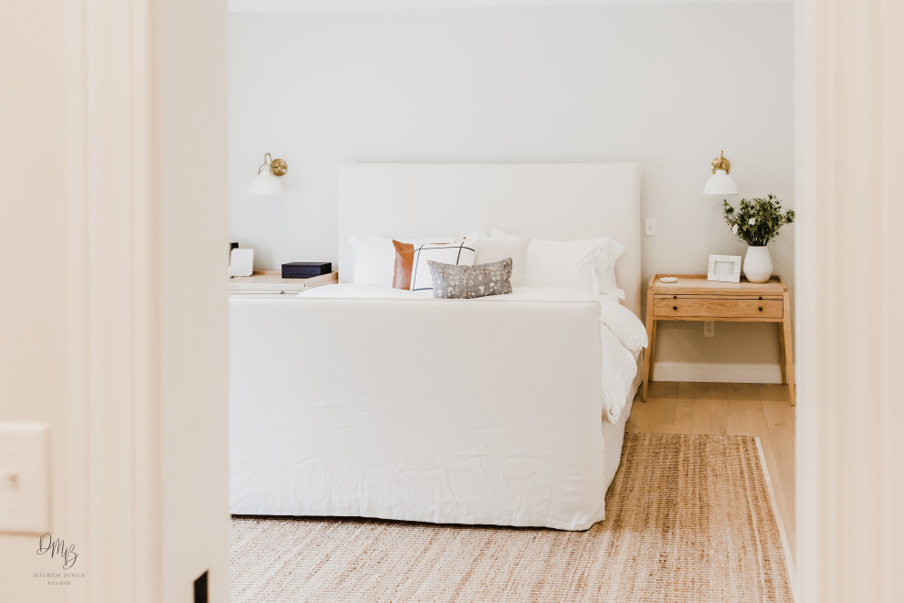 Klassisches Hauptschlafzimmer mit weißer Wandfarbe, hellem Holzboden, weißem Boden und gewölbter Decke in Sonstige