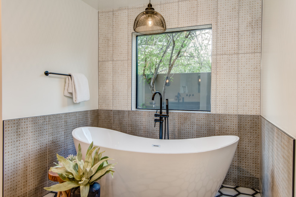 Inspiration för ett funkis badrum, med ett fristående badkar, grå kakel, vita väggar och flerfärgat golv