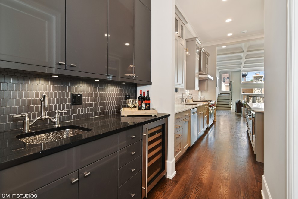 Example of a transitional kitchen design in Chicago