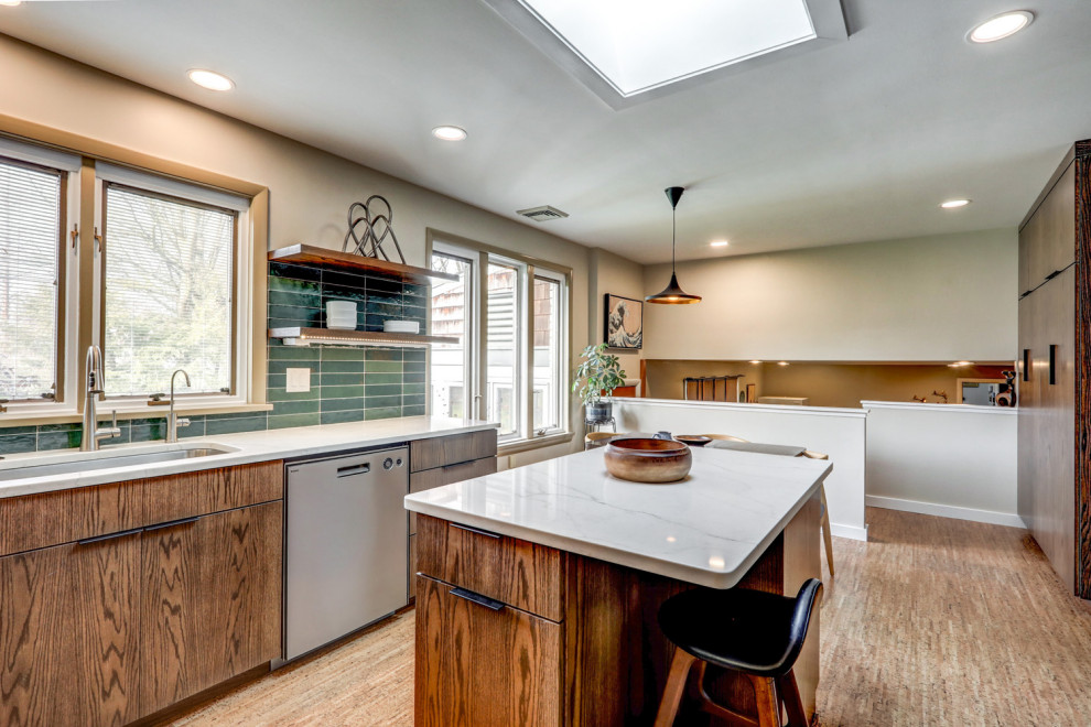 Foto på ett stort 50 tals vit kök, med en undermonterad diskho, släta luckor, skåp i mörkt trä, bänkskiva i kvarts, grönt stänkskydd, stänkskydd i keramik, rostfria vitvaror, korkgolv, en köksö och brunt golv