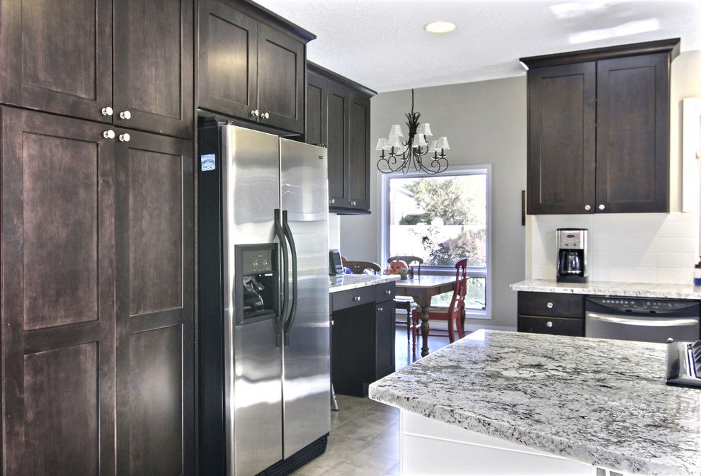 Kitchen - transitional kitchen idea in Phoenix