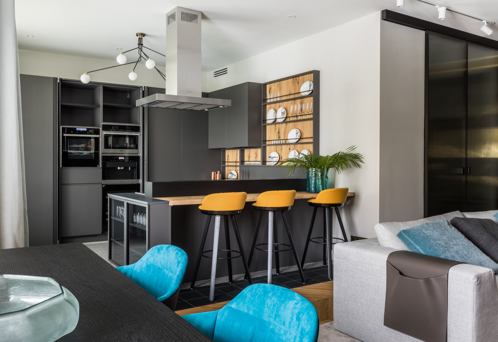 Яркая квартира с элементами из латуни