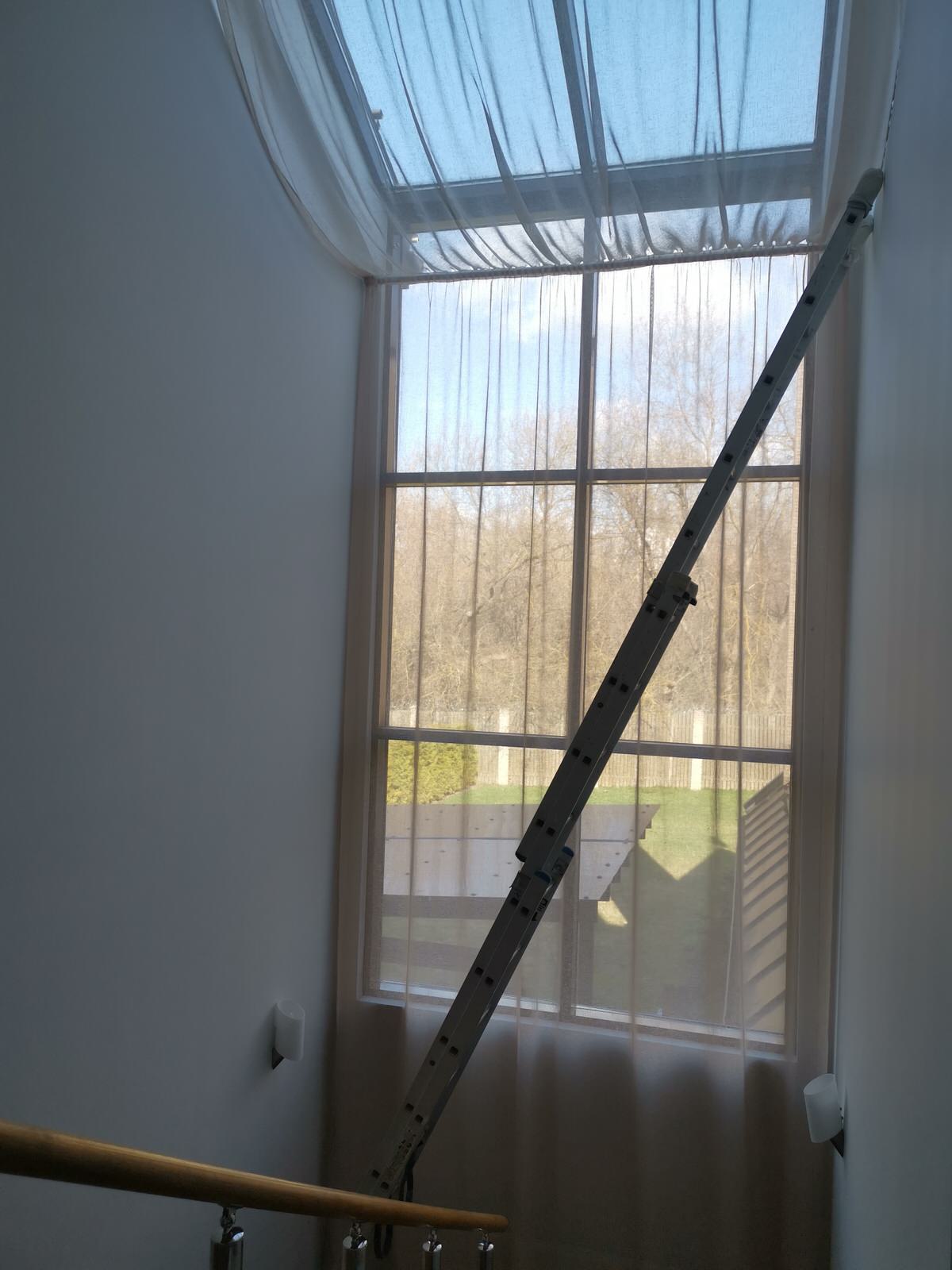 Оформление лестничного окна