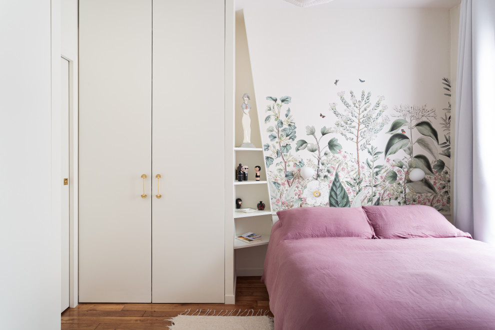 Cette photo montre une chambre parentale chic de taille moyenne avec un mur blanc, parquet foncé, aucune cheminée, un sol marron, du papier peint et dressing.