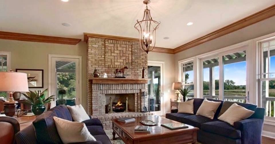 Inspiration for a transitional home design remodel in Chicago