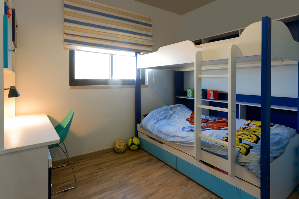 Design ideas for a small eclectic kids' bedroom for kids 4-10 years old and boys in Tel Aviv with white walls and light hardwood floors.