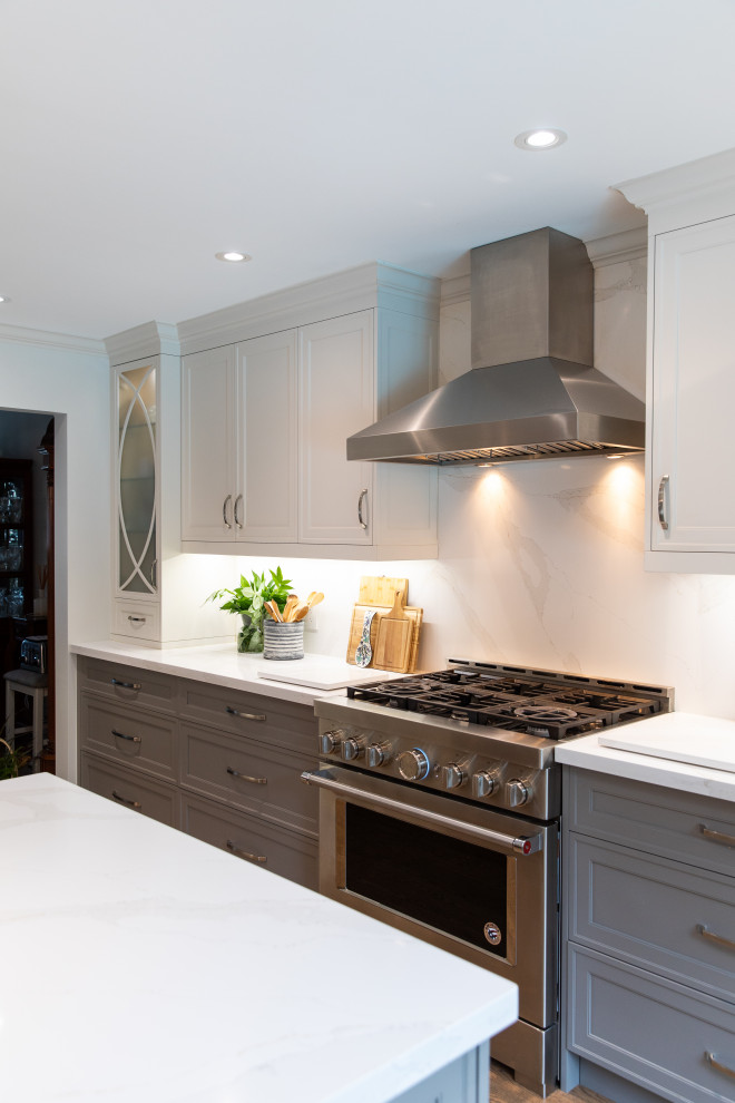 Kitchen - transitional kitchen idea in Toronto