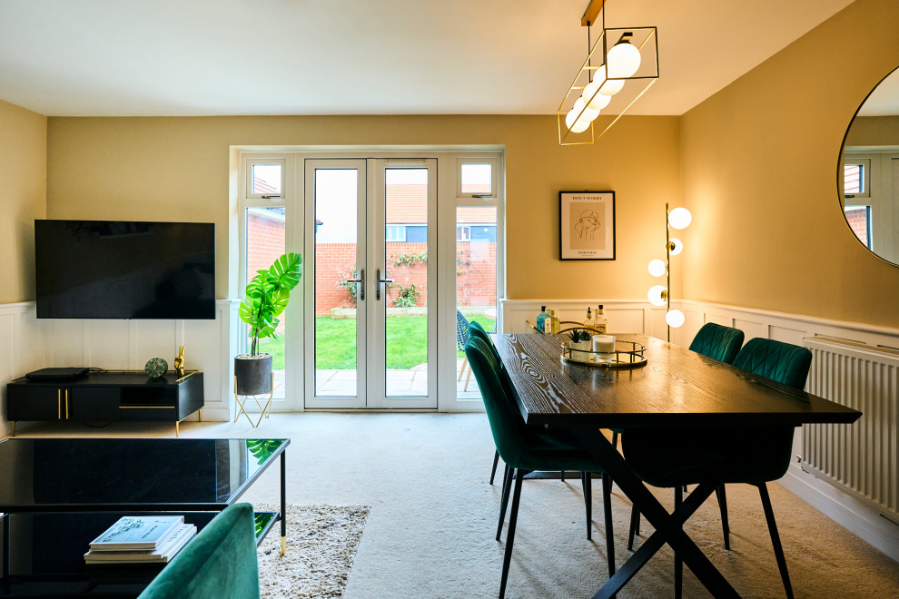 Exemple d'une salle à manger de taille moyenne avec un mur beige, moquette, un sol beige et du lambris.