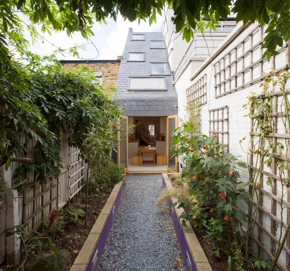 Photo of a small contemporary exterior in London.