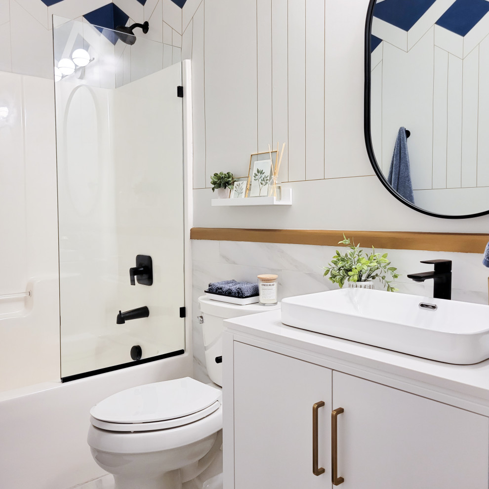 Idées déco pour une petite salle d'eau rétro avec un placard à porte plane, des portes de placard blanches, WC à poser, un carrelage blanc, des carreaux de céramique, un mur bleu, un sol en carrelage de céramique, une vasque, un plan de toilette en marbre, un sol blanc, une cabine de douche à porte battante, un plan de toilette blanc, meuble simple vasque, meuble-lavabo sur pied et du papier peint.