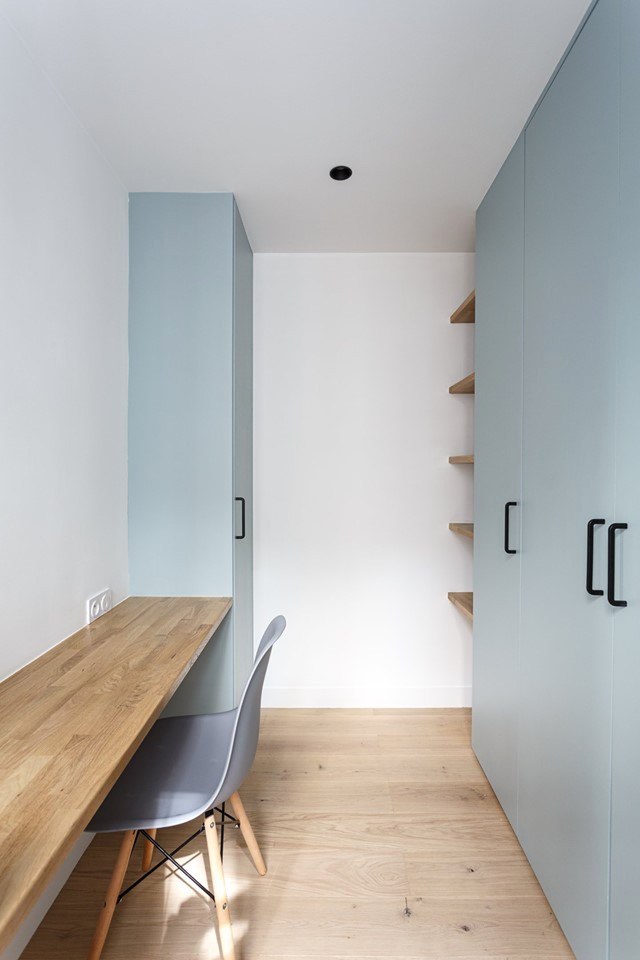 Inspiration for a small scandinavian gender-neutral dressing room in Paris with flat-panel cabinets, blue cabinets, light hardwood floors and beige floor.