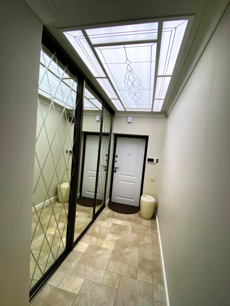 Витражный потолок в прихожей.