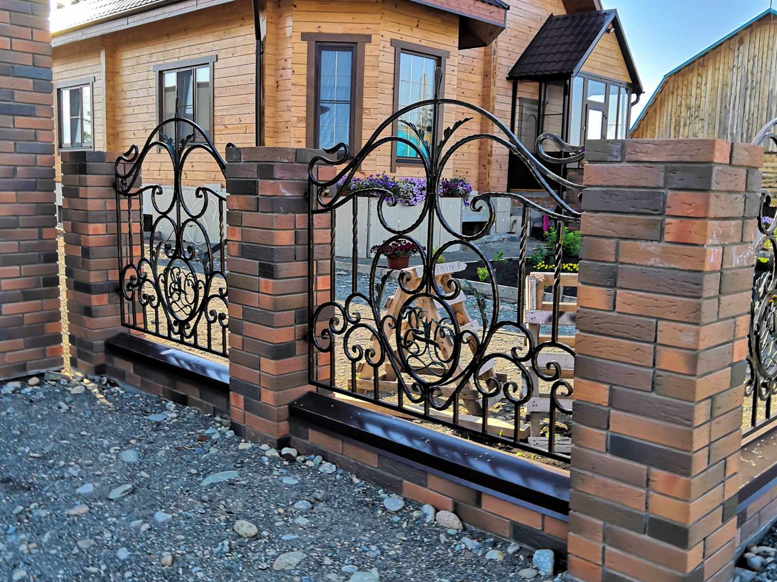 Ограждение с вензелем