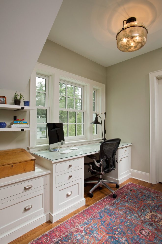 Ispirazione per un ufficio boho chic di medie dimensioni con pareti beige, pavimento in legno massello medio, scrivania incassata e pavimento marrone
